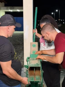 Alunos de Arquitetura e Urbanismo do UNIFSM participam de aula prática sobre produção de tijolos ecológicos