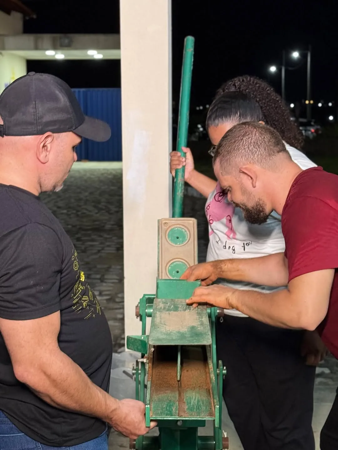 Alunos de Arquitetura e Urbanismo do UNIFSM participam de aula prática sobre produção de tijolos ecológicos